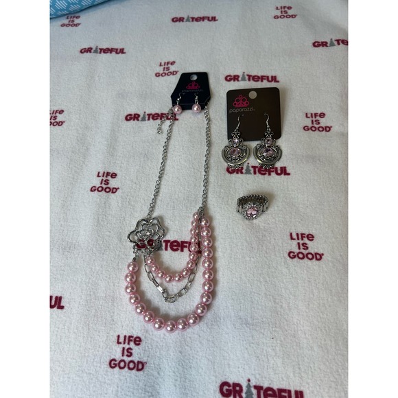 NWT Paparazzi Light Pink and silver necklace earrings and ring set - Picture 1 of 5